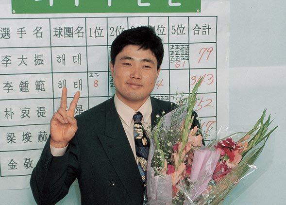 1993년 신인왕과 타격 3관왕(타율, 출루율, 장타율)을 휩쓴 양준혁