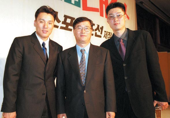 2001년 스포츠조선 시상식장에 나란히 선 이승엽, 신필렬 대표이사, 김한수