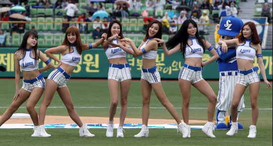 대구구장, 마지막 개막전 시구 선정