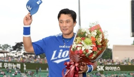 이승엽, KBO 통산 최다득점 및 최다루타 신기록 시상